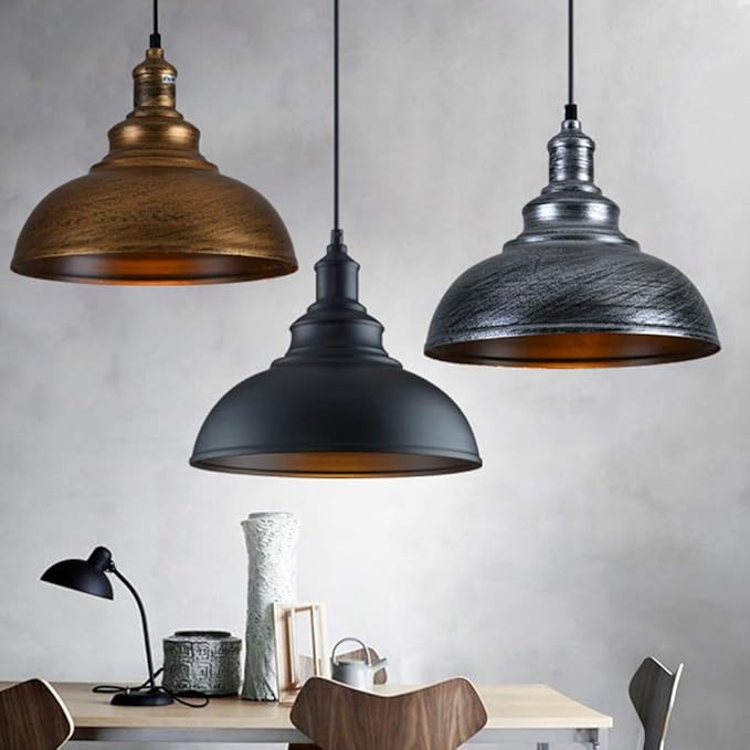 Modern retro taklampa, industriell design i svart aluminium, perfekt för loft och hem belysning.