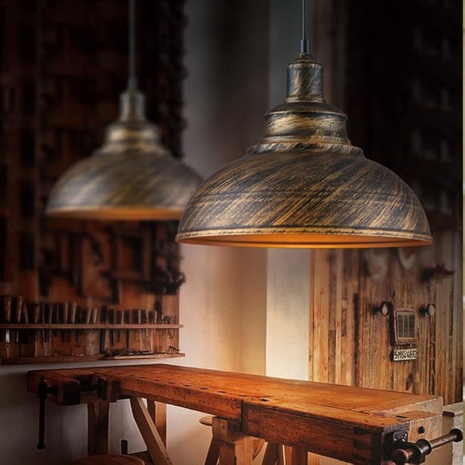 Robust industriell taklampa i matt svart aluminium, retro-stil, idealisk som inredningsdetalj i loft.