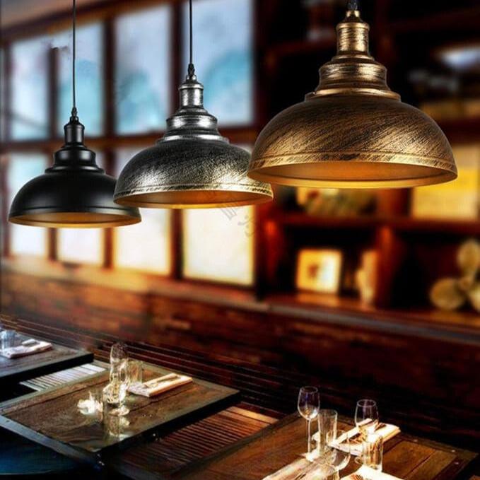Varm atmosfär med denna retro taklampa, industriell stil i svart metall, perfekt som loftlampa.