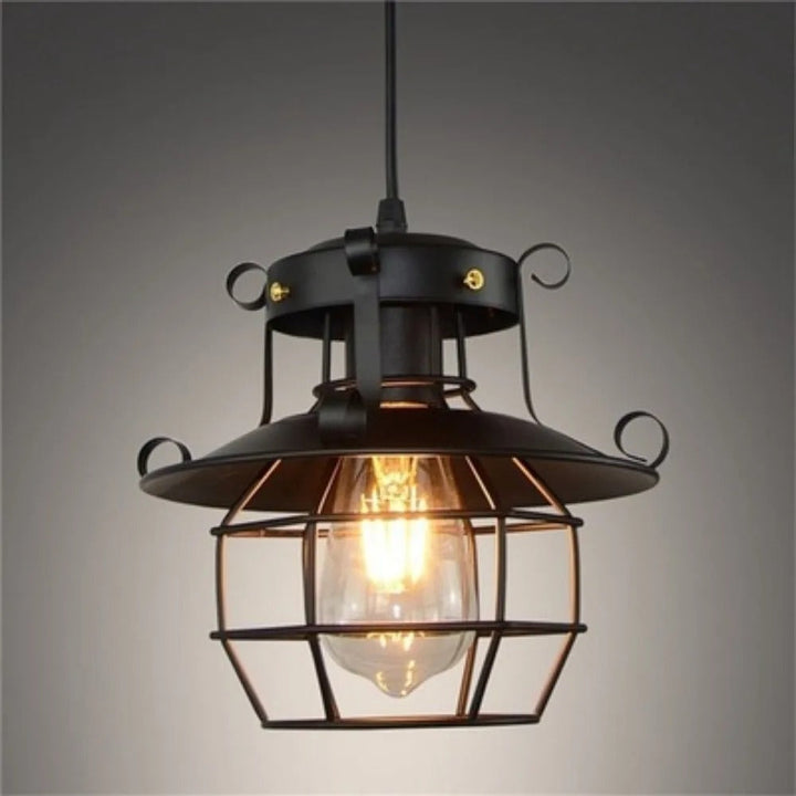 Snygg industriell hänglampa i retro design, aluminium. Idealisk belysning för bar, restaurang & hem.