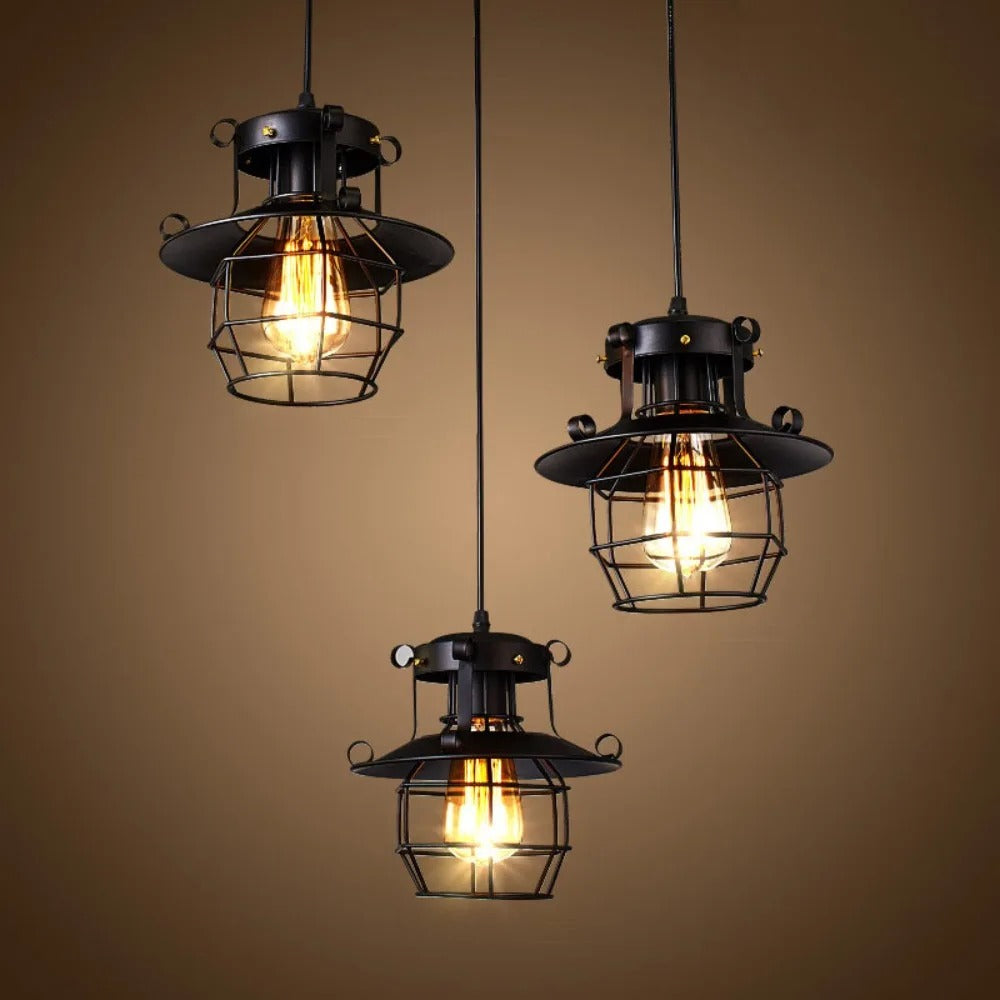 Robust industriell taklampa i retro design, aluminium. Idealisk belysning för bar, restaurang & kommersiella miljöer.