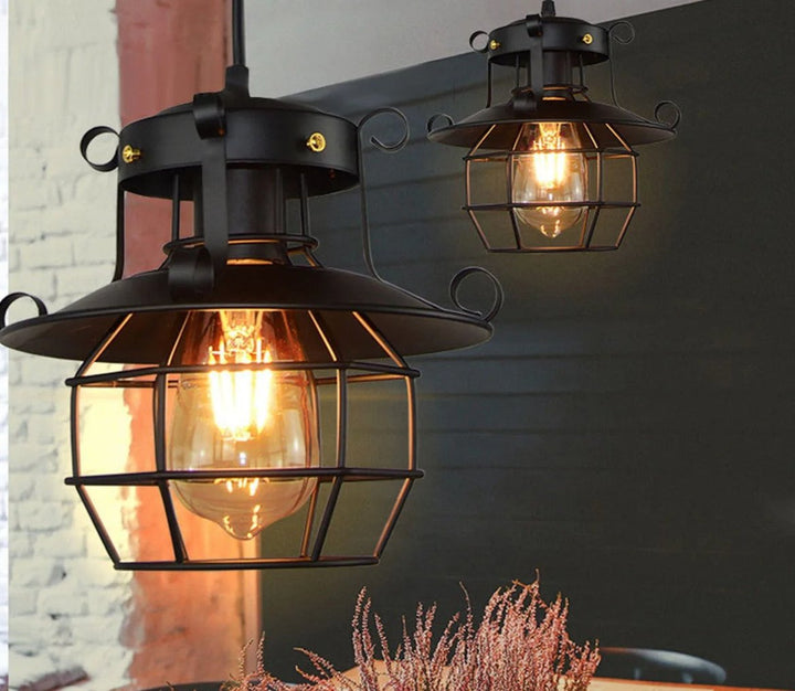 Karaktäristisk retro industriell lampa, hängande taklampa i aluminium. Snygg vintage inredningsdetalj för alla rum.