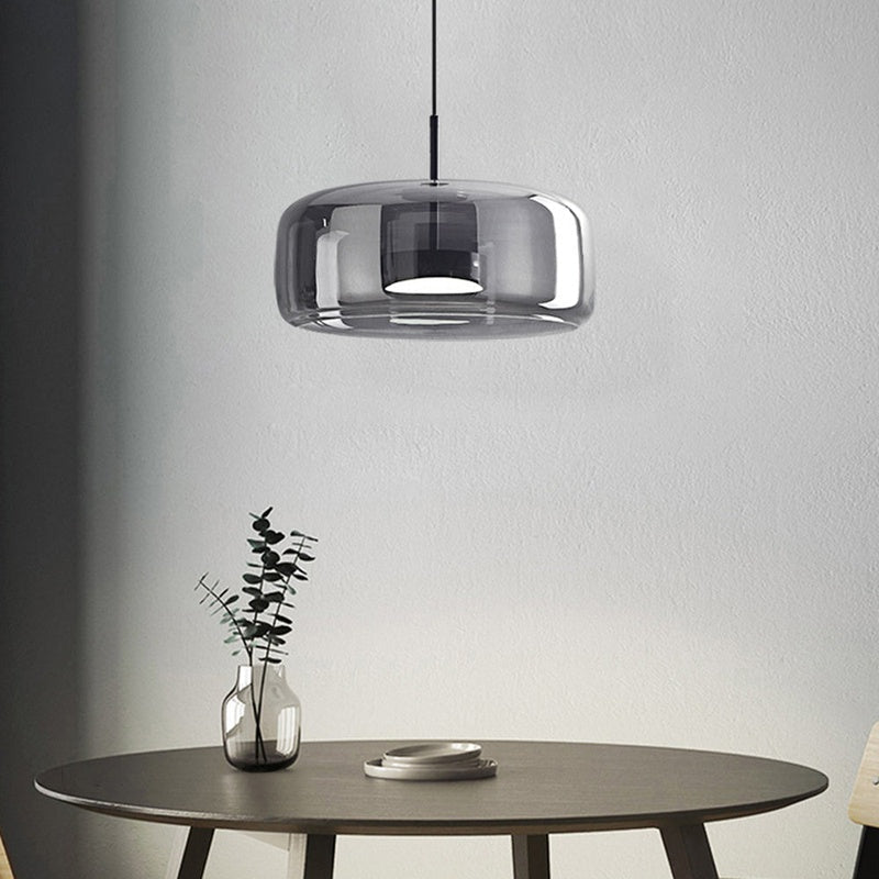 Tidlös retro pendellampa med gyllene detaljer, en elegant belysningsdetalj för ditt hem.