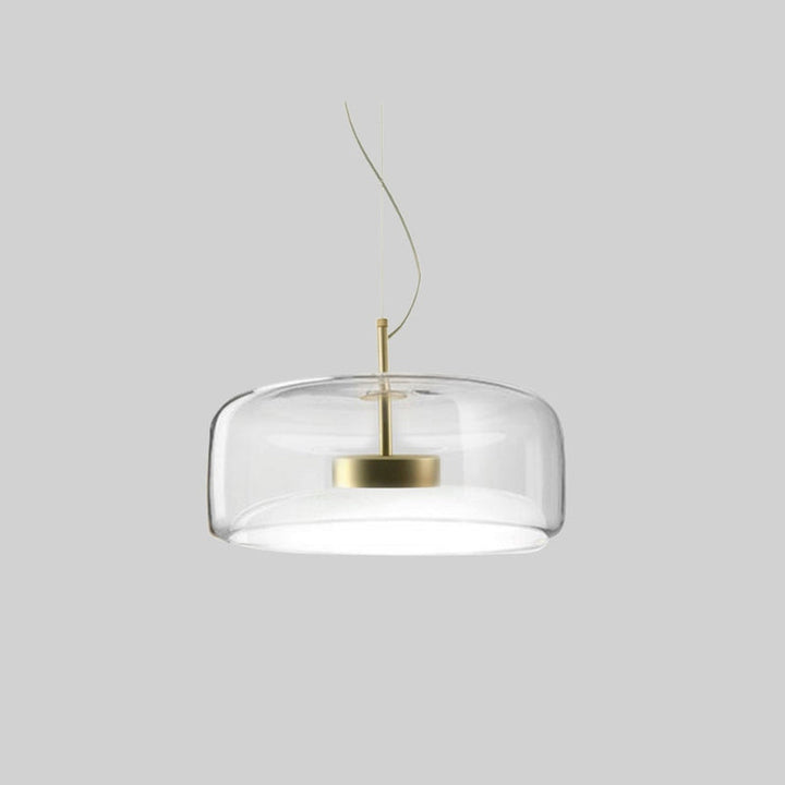 Vacker retro pendellampa med gyllene detaljer, ger varm och inbjudande belysning.