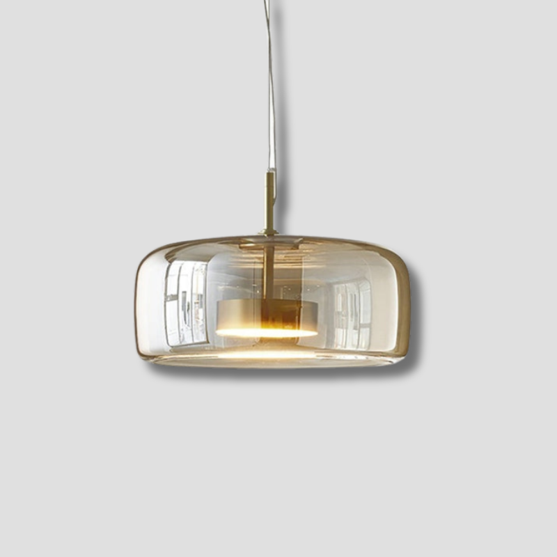 Elegant glaslampa i retrostil med gyllene detaljer, perfekt som pendellampa.