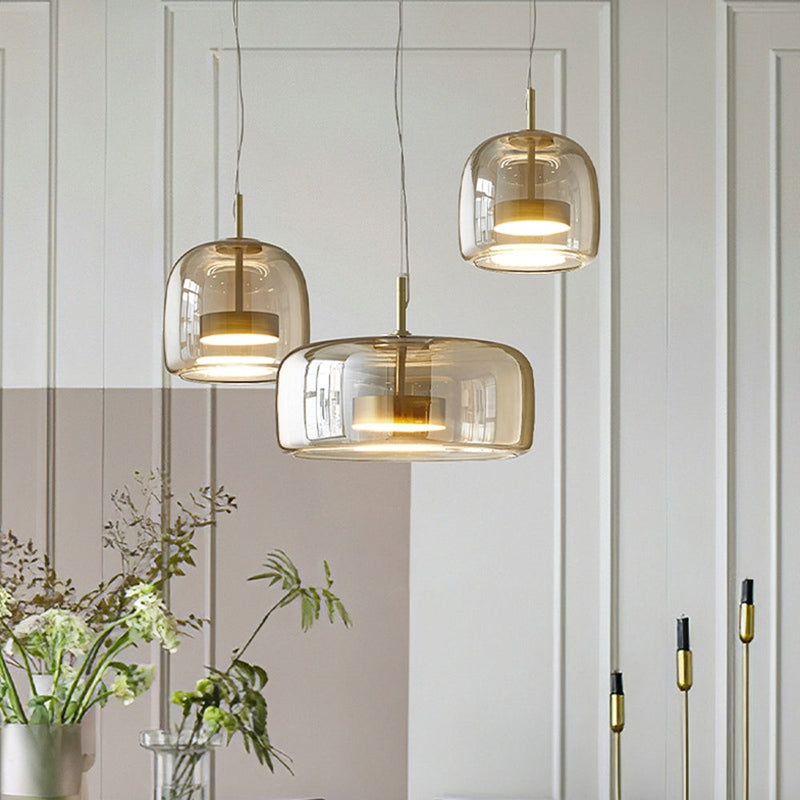 Vardagsrumslampa i retro design med gulddetaljer, mysig belysning för hemmet.