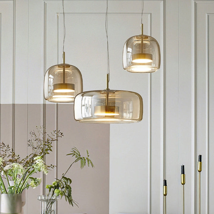 Vardagsrumslampa i retro design med gulddetaljer, mysig belysning för hemmet.