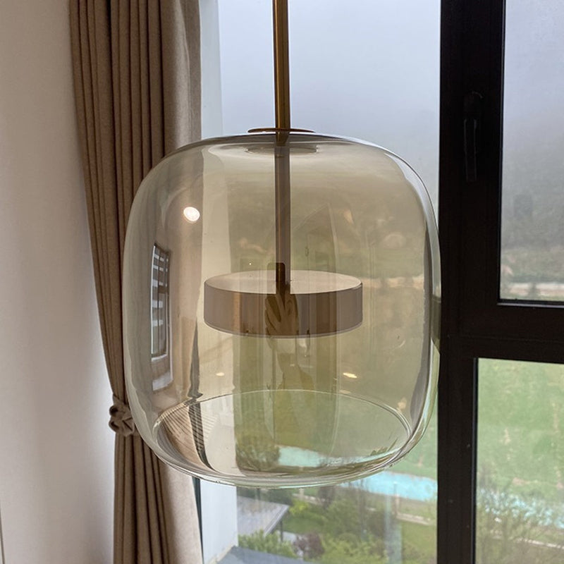 Dimbar retro pendellampa med gyllene detaljer, en modern klassiker i heminredningen.