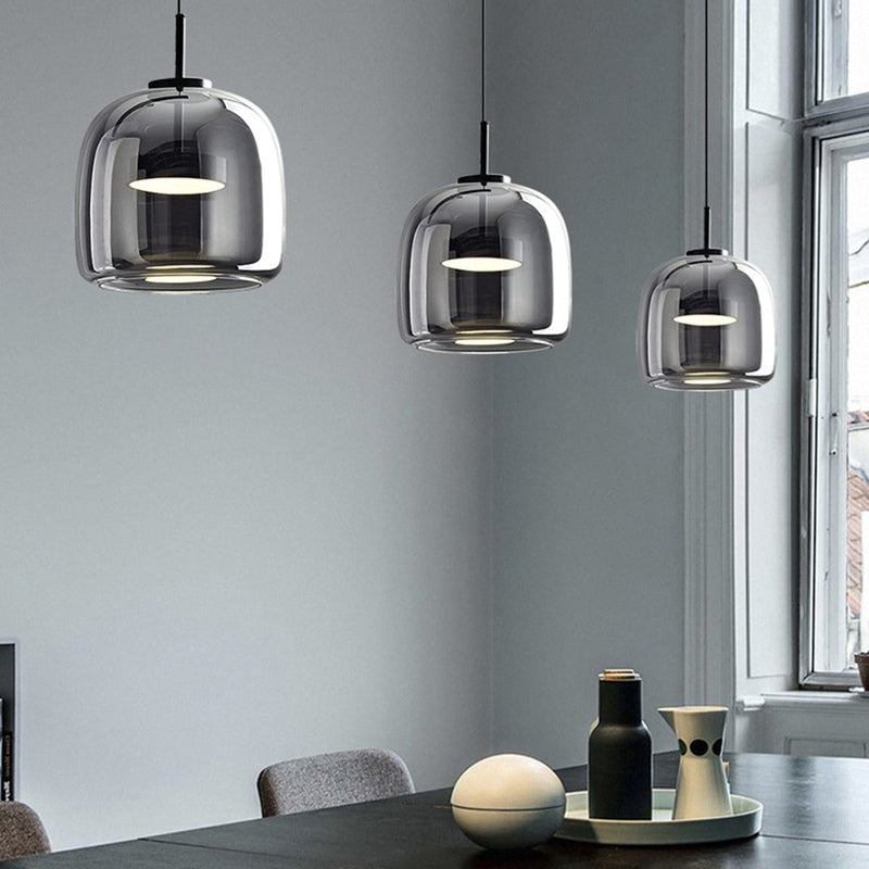 LED-kompatibel retro pendellampa, stilfull glaslampa med gulddetaljer för optimal belysning.