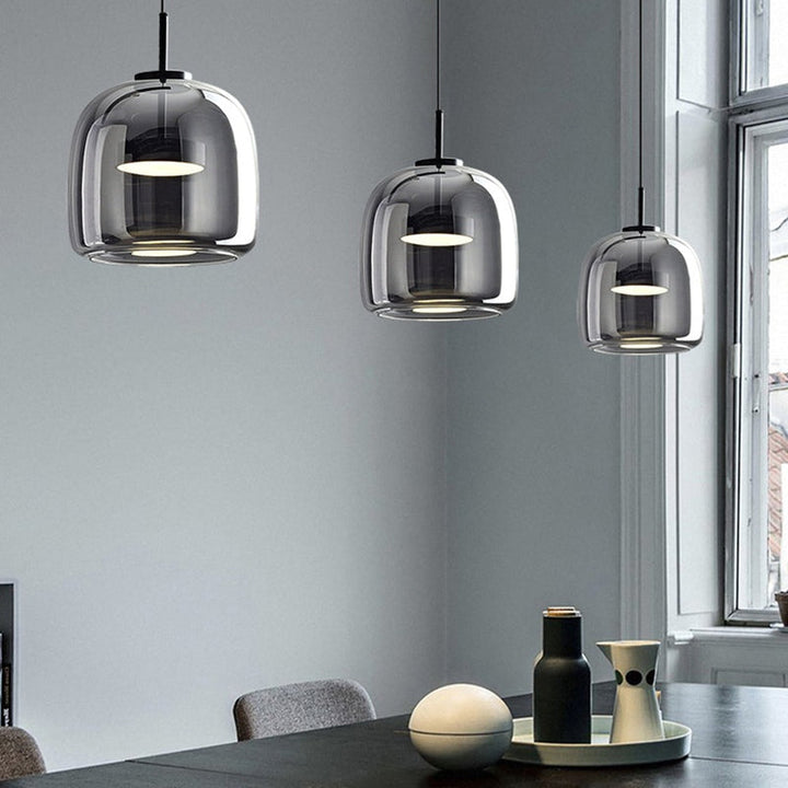 LED-kompatibel retro pendellampa, stilfull glaslampa med gulddetaljer för optimal belysning.
