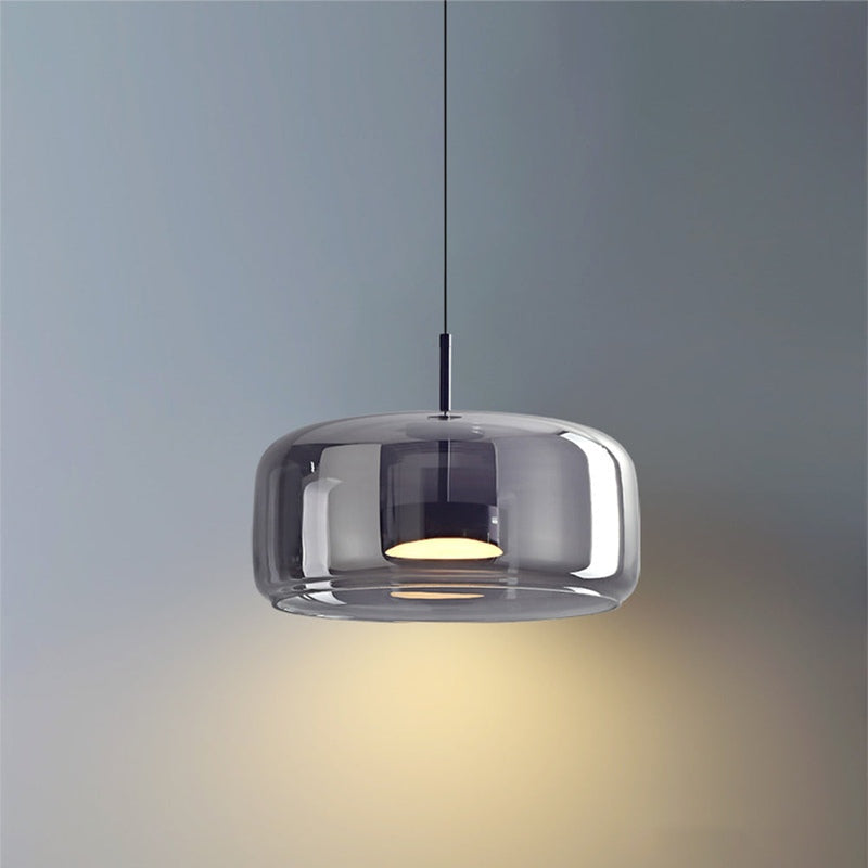 Unik retro glaslampa med gulddetaljer, en statement-bit i modern heminredning.