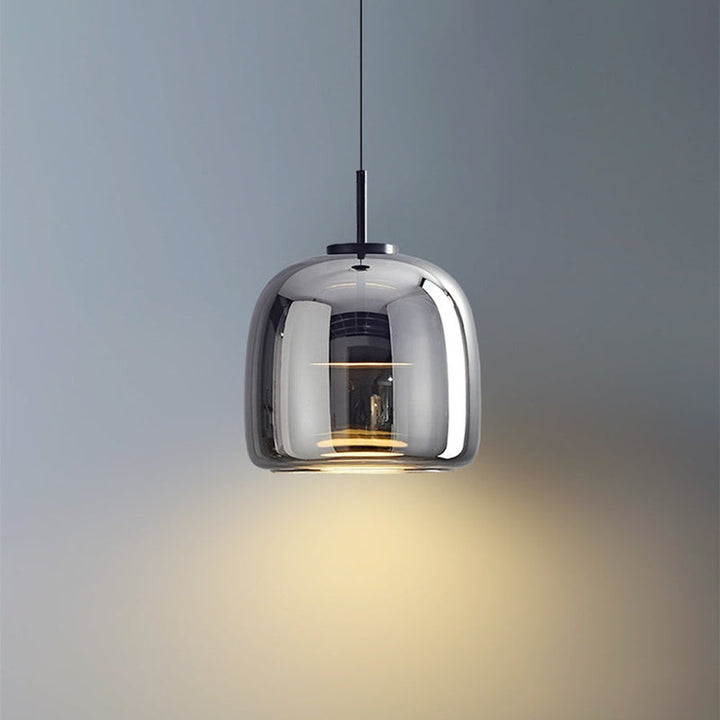Pendellampa med kupa i glas och gulddetaljer, retro design passar alla rum.