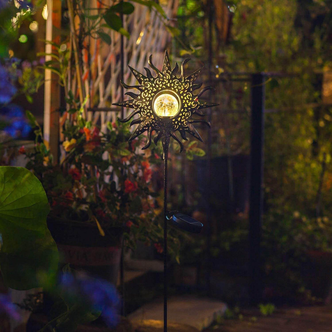 Svart retro solcellslampa med LED-belysning. Enkel placering som trädgårdsdekoration.