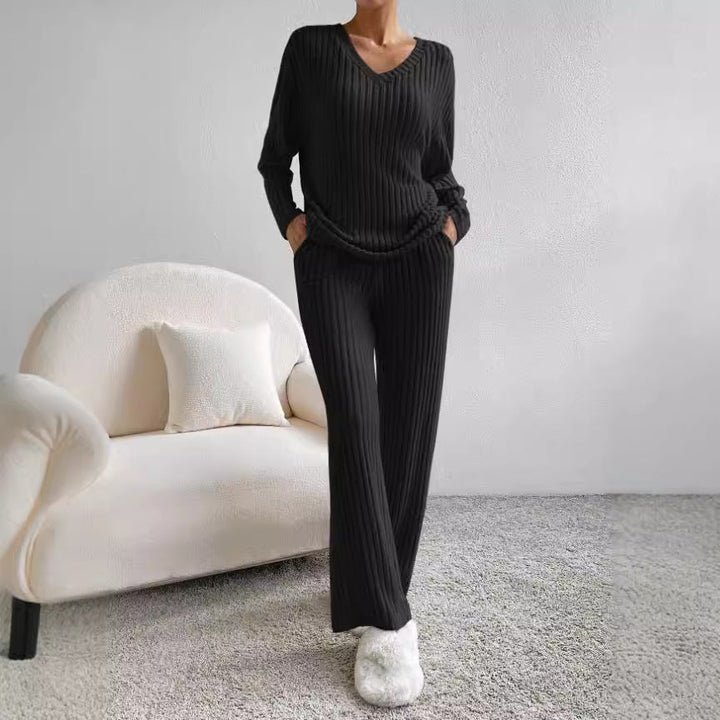Avslappnat ribbat lounge set i damkläder, perfekt för en mysig hemmakväll.