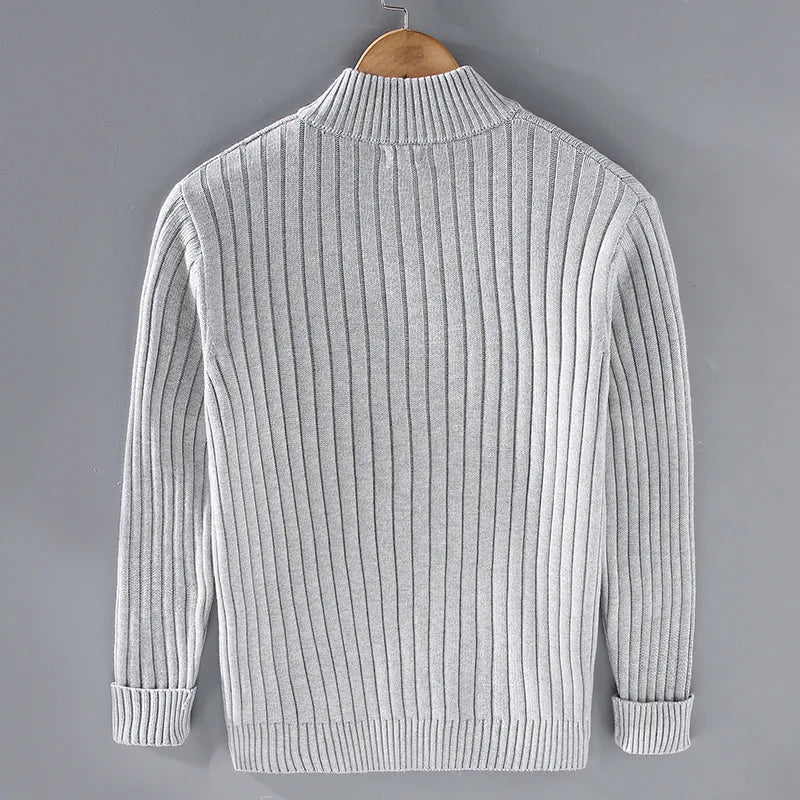 Elegant ribbstickad cardigan med dragkedja för män. Perfekt lager på lager-plagg för kallare dagar.