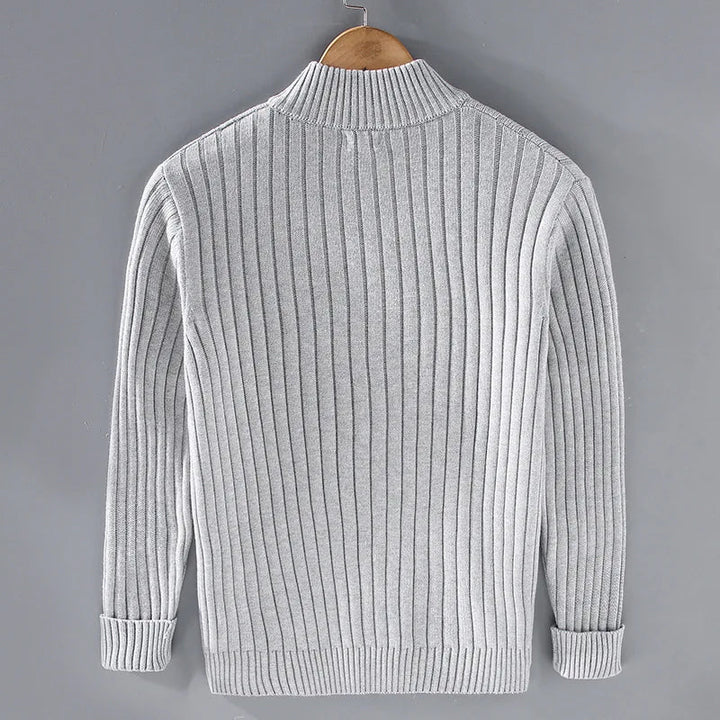 Elegant ribbstickad cardigan med dragkedja för män. Perfekt lager på lager-plagg för kallare dagar.
