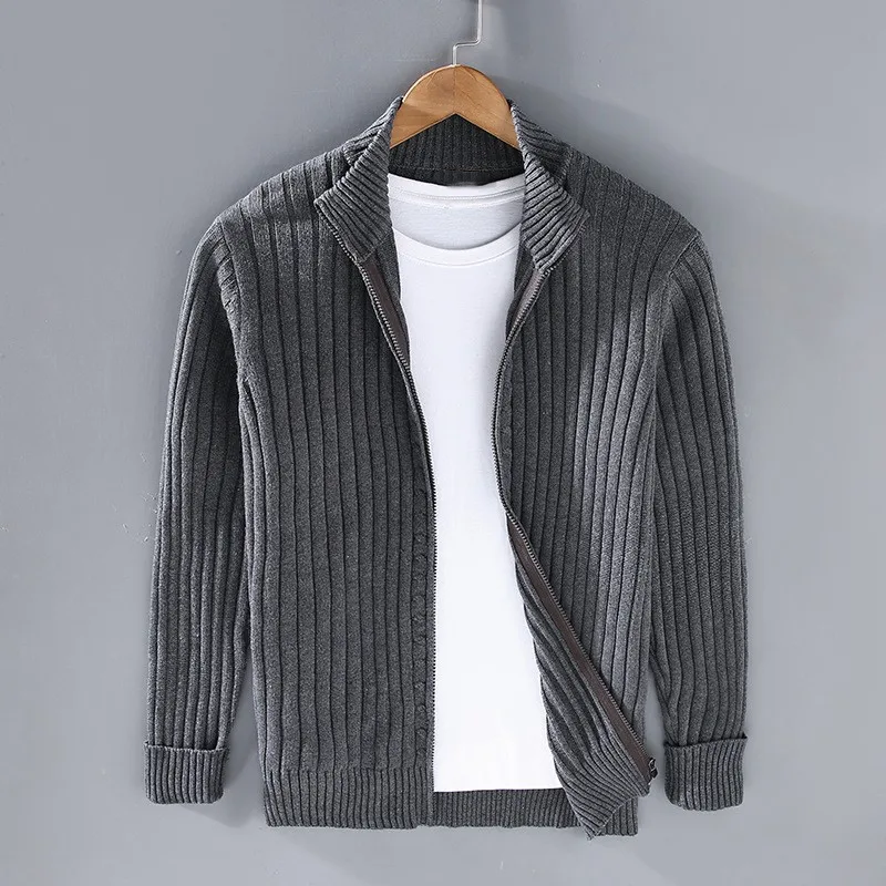 Moderiktig ribbstickad herr cardigan med dragkedja. Kombinera för en komplett höst- och vinterlook.
