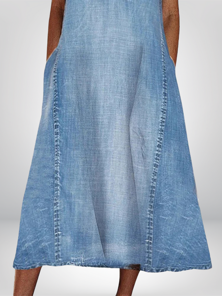 Boho-inspirerad ärmlös A-linje damklänning i blå denimlook. Bekväm v-hals sommarklänning med fickor.
