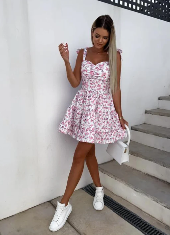 Elegant blommig boho-klänning för kvinnor, ärmlös vardagsklänning. Perfekt för sommar och avslappnad stil.