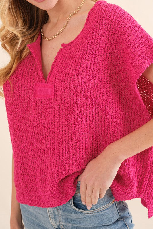 Elegant fuchsia damtopp med ärmlös design och unika patchdetaljer för en trendig sommarlook.