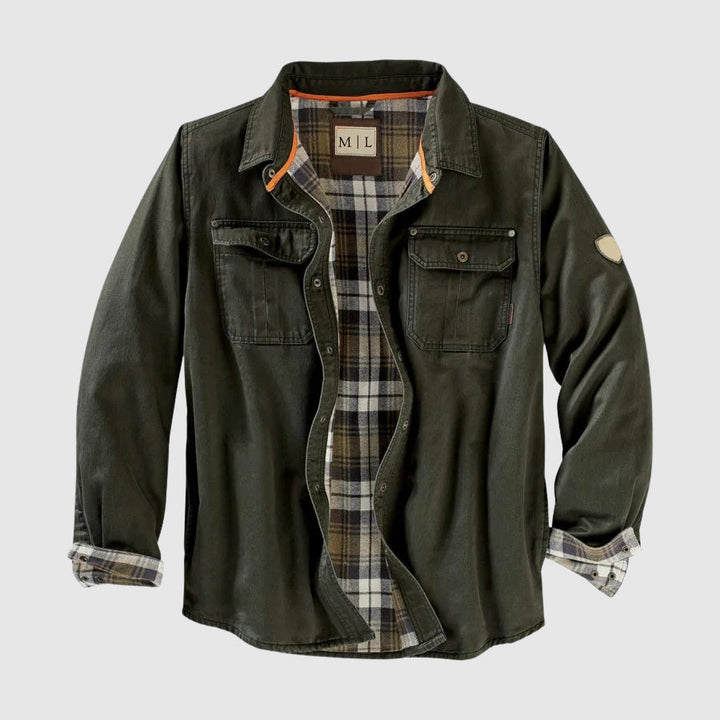 Man bär en stilren Herr Moto Utility Jacka i beige, perfekt för vardags- och höstbruk. Lättviktig men robust passform.