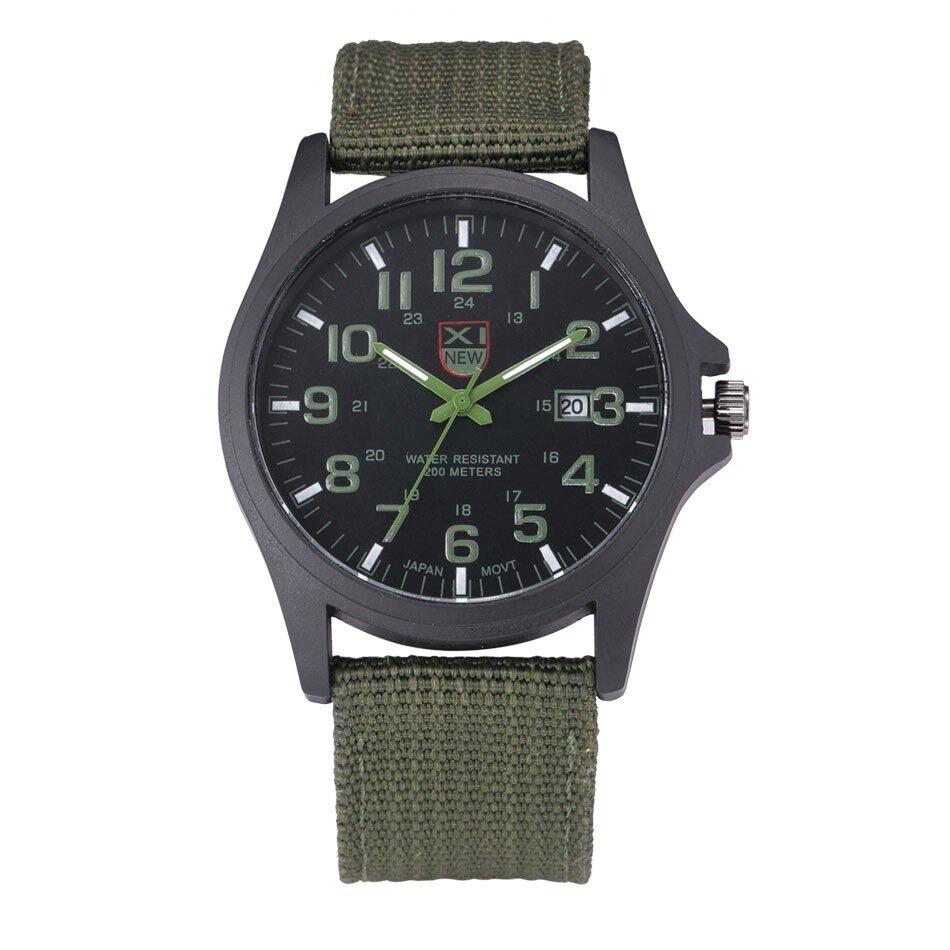 Robust herrar armbandsur, militärstil, med självlysande visare och vattentålighet.