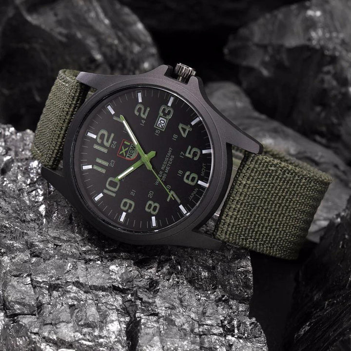 Slitstarkt militär armbandsur herr, med stoppur, vattentålighet och självlysande display.