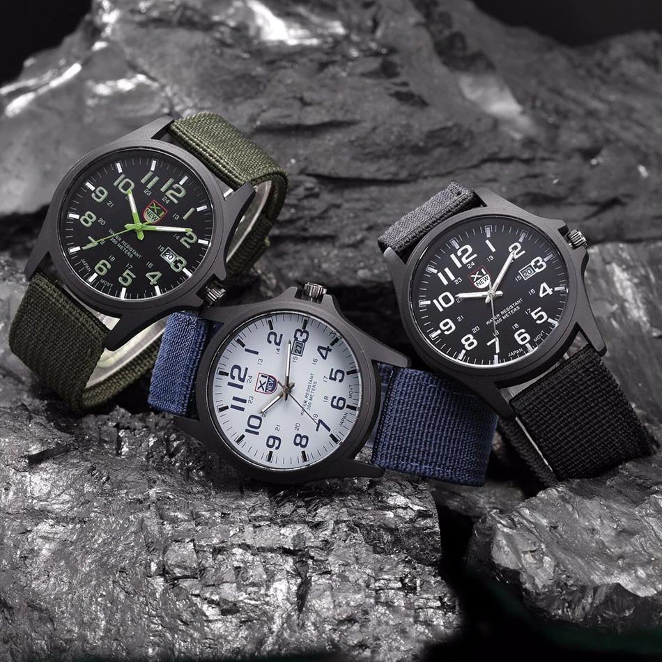 Herr militärklocka med robust design, svart urtavla och självlysande funktion för bästa läsbarhet.