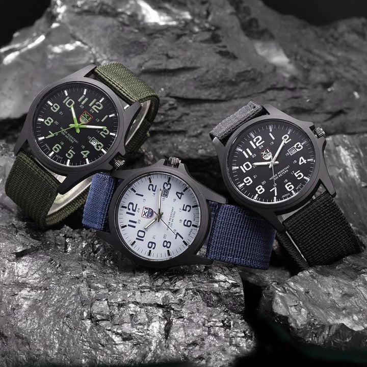 Herr militärklocka med robust design, svart urtavla och självlysande funktion för bästa läsbarhet.