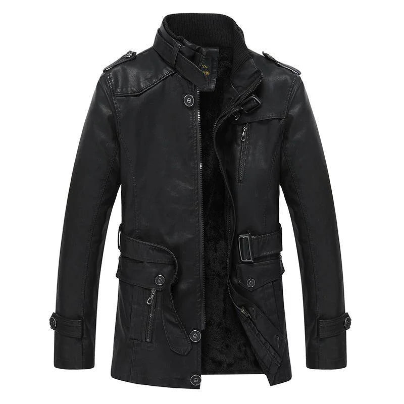 Robust herrbikerjacka i syntetläder med hög krage & flera fickor. Perfekt höst/vinter ytterplagg för en casual look.