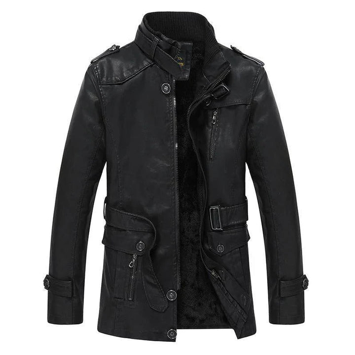 Robust herrbikerjacka i syntetläder med hög krage & flera fickor. Perfekt höst/vinter ytterplagg för en casual look.