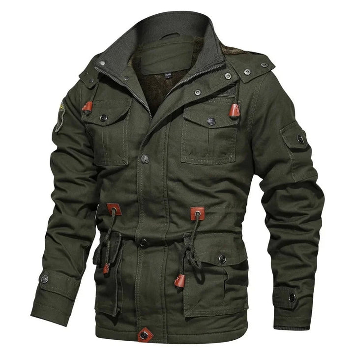 Fleecefodrad herrjacka i robust militärdesign. Varmt och tåligt ytterplagg, perfekt som vinterjacka.