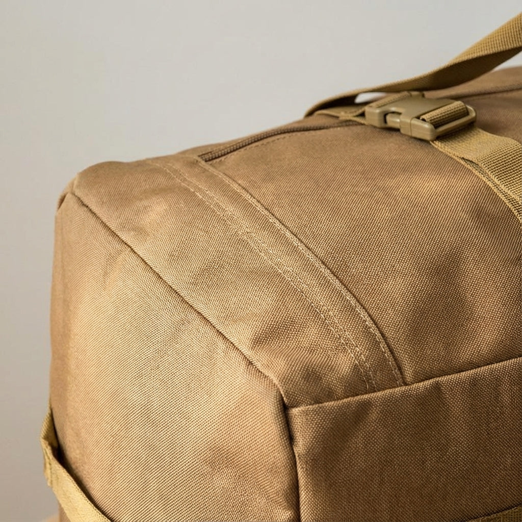 Slitstark campingduffel och reseväska för äventyr. Hållbar vattenavvisande TacticCarry-väska för friluftsutrustning.