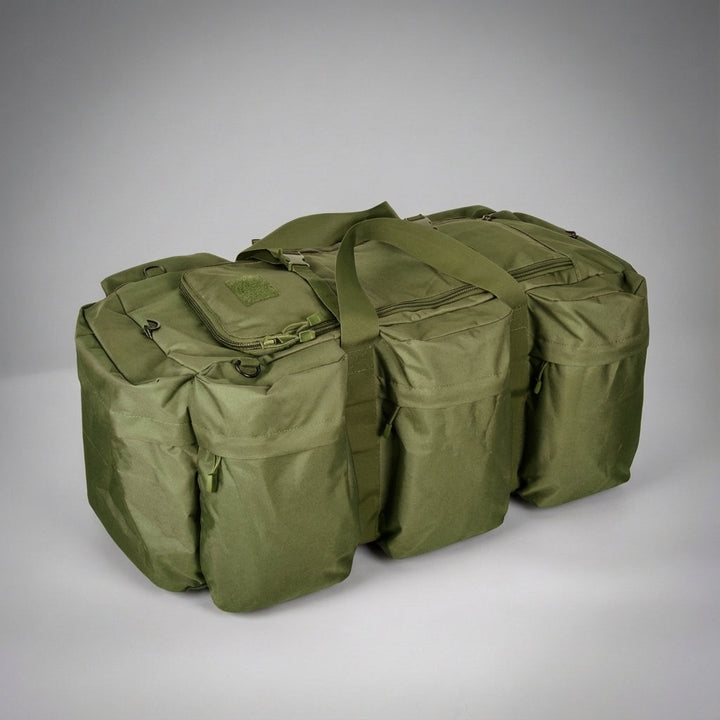 Hållbar rese- och campingduffel med MOLLE-system. TacticCarry vattenavvisande väska för taktisk friluftsutrustning.