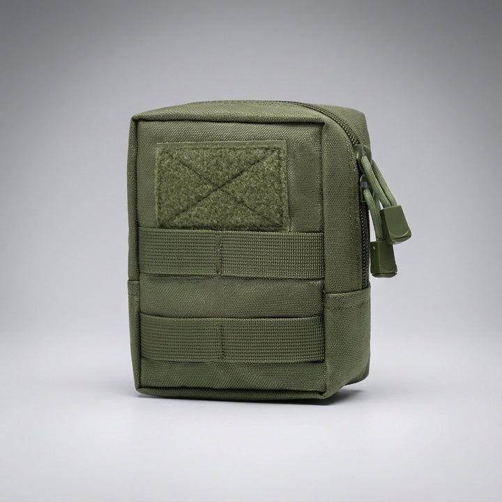Taktisk förvaringsväska med Molle-band, designad för säker fastsättning på ryggsäckar och bälten.