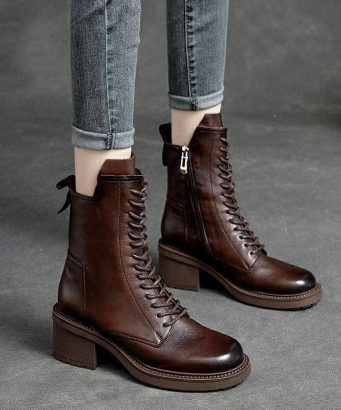 Stiliga bruna herr kängor med snörning och robust klack; perfekta höst- och vinterskor för män.