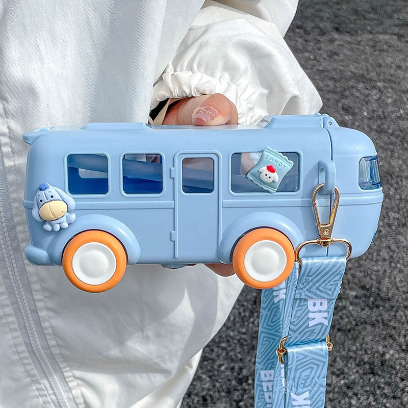 Portabel barnvattenflaska formad som en gul buss med sugrör, idealisk för små barns händer.