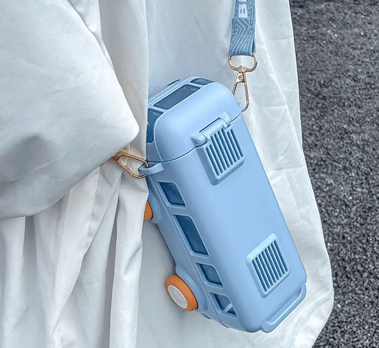 Kreativ barnflaska med bussmotiv och sugrör, tillverkad av slitstark, BPA-fri plast.