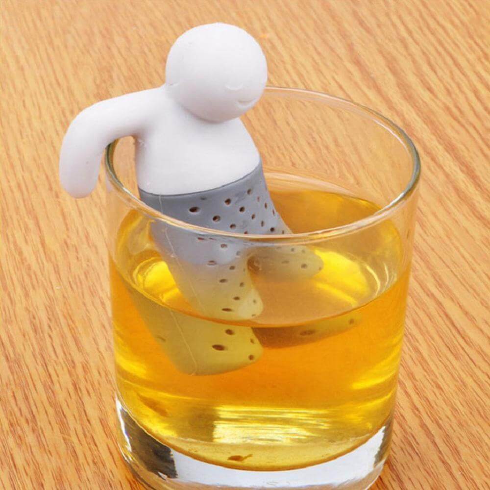 Närbild på en lila silikon tedetalj, en teinfuser för bekväm bryggning av lösbladste.