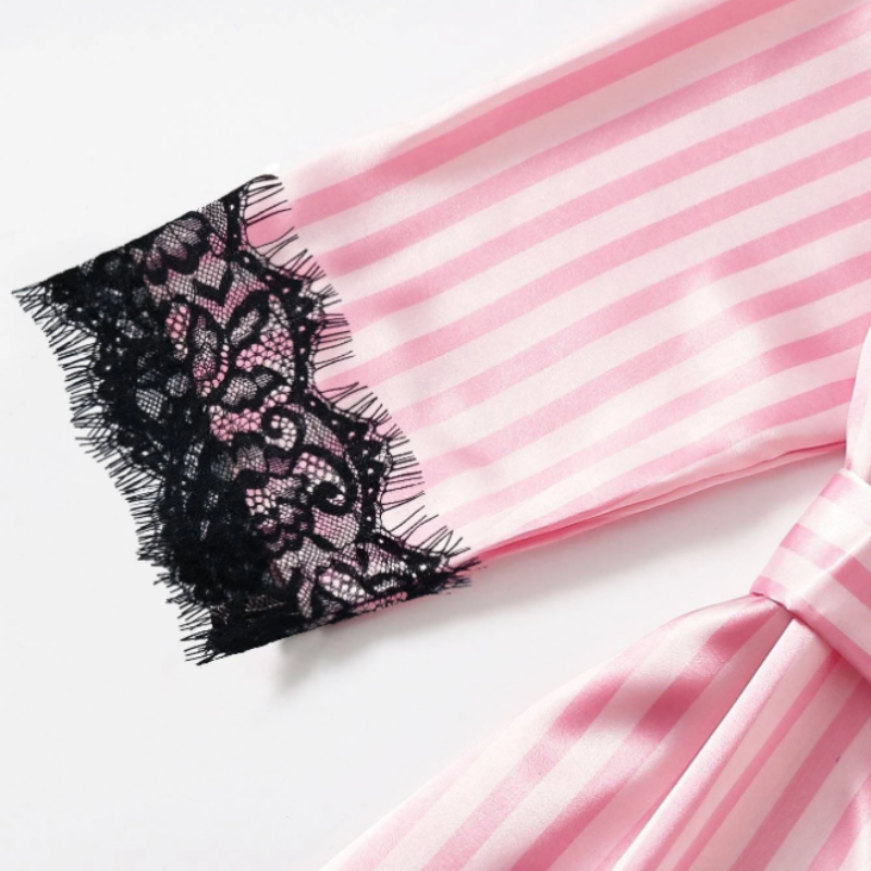Detaljerad bild av ett rosa 4-delat nattklädeset i satin. Lyxiga och mjuka sovkläder för kvinnor.