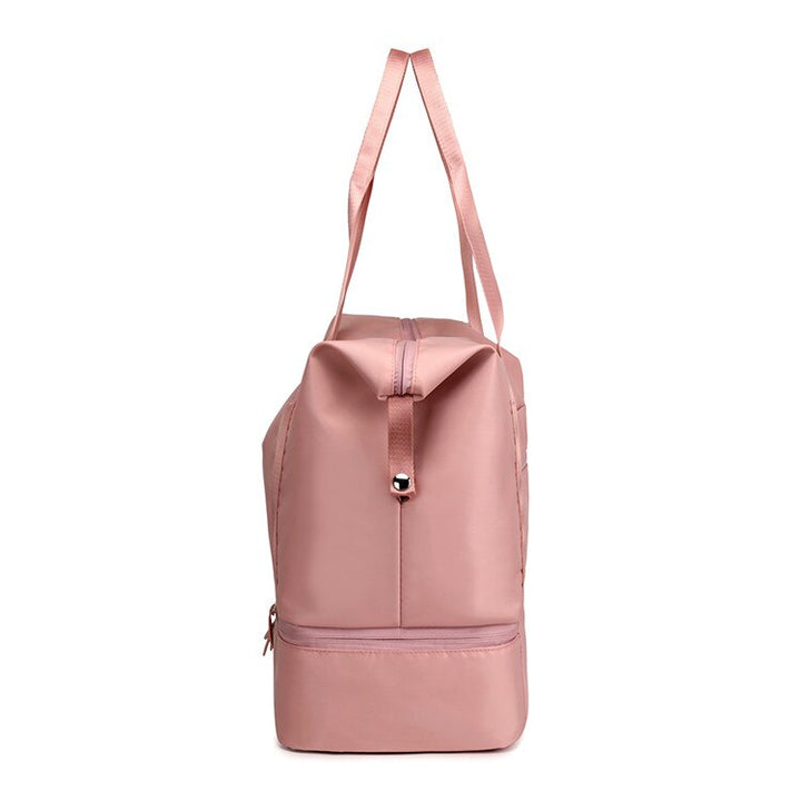 En samling av Catalina Deluxe resväskor i olika färger som rosa och svart, redo för resa.