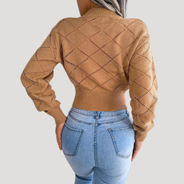 Elegant croppad damtröja med hög hals i stickat material. Perfekt för trendig vardagsstil.