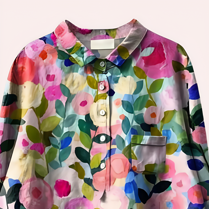 Detaljbild av avslappnad, rosa damblus med delikat blomtryck, idealisk för vardagsmode.