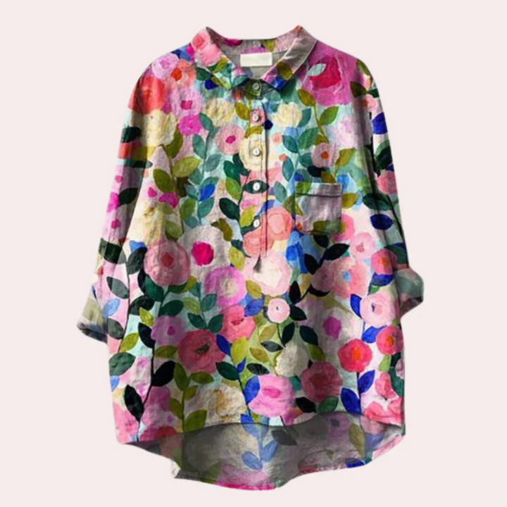 Kvinnlig sommarblus i rosa med mångsidigt blomtryck, kombinerar chic design med bekväm passform.