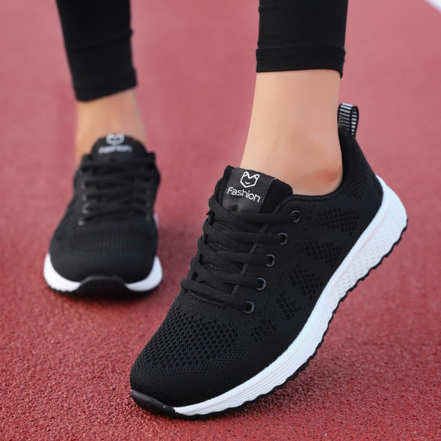 Svarta andningsbara meshskor för dam, bekväma platta sneakers