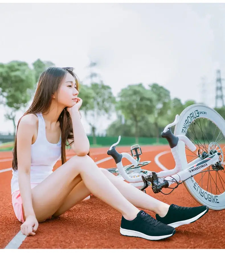 Par svarta mesh sneakers för dam, sidovy, idealiska som komfortskor
