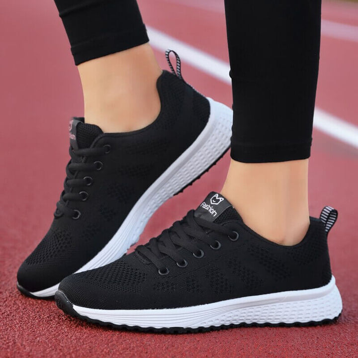 Vacker närbild av design på andningsbar mesh sneaker för dam, svarta