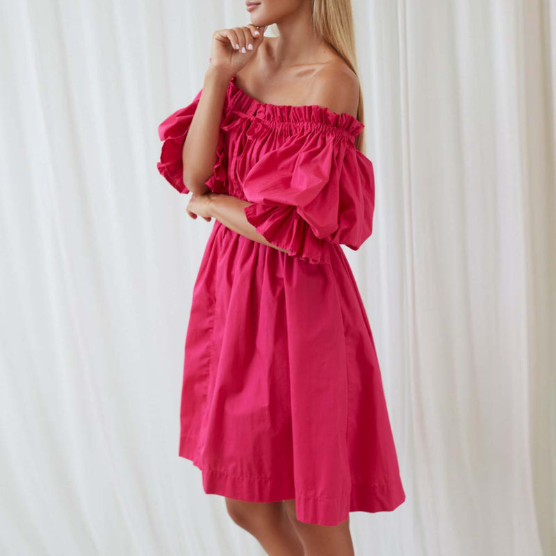 Elegant rosa off-shoulder miniklänning för kvinnor. Perfekt som sommar- eller festklänning med bekväm elastisk passform.