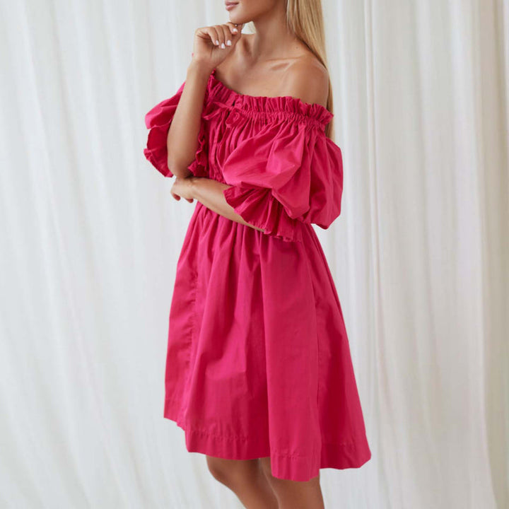 Elegant rosa off-shoulder miniklänning för kvinnor. Perfekt som sommar- eller festklänning med bekväm elastisk passform.