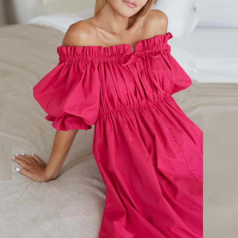 Stilren rosa off-shoulder klänning för dam. Trendig miniklänning med puffärm och elastisk passform, perfekt för sommarfest.
